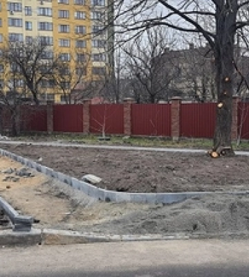 Біля Луцької міськради «закатують гроші» у бруківку. Військові обурені (відео)