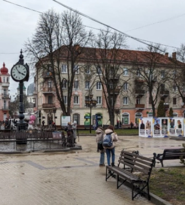 У центрі Тернополя встановили куби з портретами полеглих Героїв