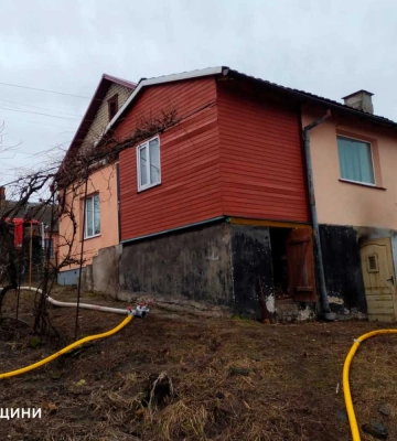 У Дубровиці вогнеборці врятували житловий будинок від вогню
