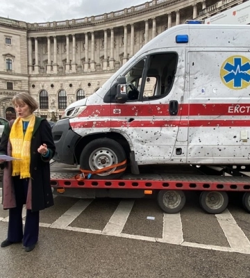 Під ОБСЄ виставили знищену росіянами на Харківщині «швидку»