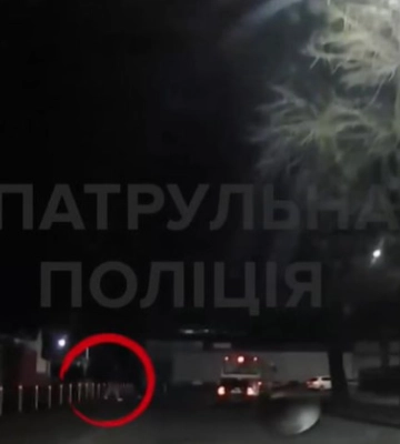 Пытался перейти дорогу в неустановленном месте на глазах у полиции: в Киеве наказали пешехода, видео
