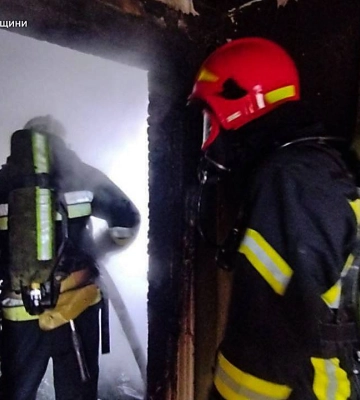 У Миколаєві співробітники ДСНС врятували чоловіка і дівчинку з палаючого будинку