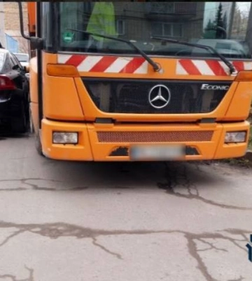 Горе-водій перекрив проїзд вулицею у Рівному