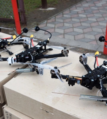 Громада на Рівненщині передала ударні FPV-дрони та ретранслятор зв&#039;язку для земляка