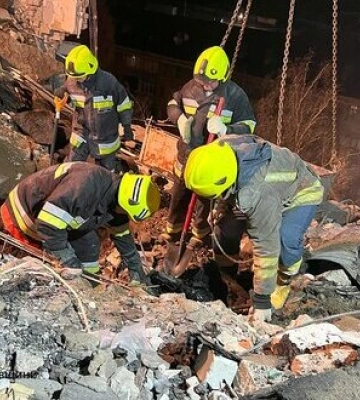 Аварійно-рятувальні роботи на місці влучання &quot;Шахеда&quot; по багатоповерхівці в Дніпрі завершено: 2 людини загинули, 7 - зазнали поранень. ФОТО
