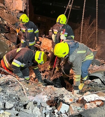 У Дніпрі завершили рятувальні роботи після влучання дрона в багатоповерхівку, місто в жалобі за загиблими
