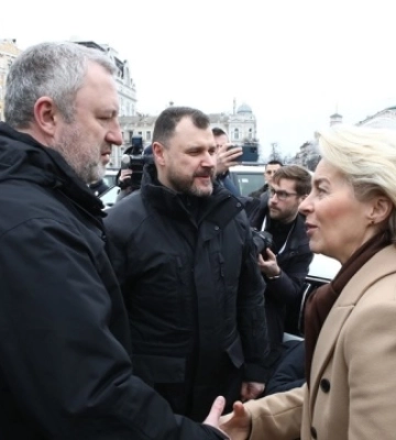 Урсула фон дер Ляєн у Києві передала 50 позашляховиків правоохоронцям у зоні бойових дій