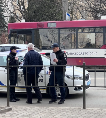 Штрафують водіїв маршруток: у Франківську патрульні почали перевірки