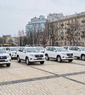 Президентка Єврокомісії фон дер Ляєн передала 50 нових автомобілів для потреб прокурорів та поліцейських у прифронтових регіонах України. ФОТОрепортаж
