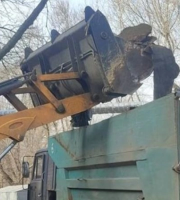У Дніпрі на місці атаки російського БпЛА по багатоповерхівці працює комунальна техніка
