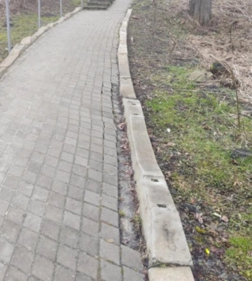 У Корці крадуть бруківку біля замку
