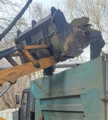 У Дніпрі на місці атаки російського БпЛА по багатоповерхівці працює комунальна техніка