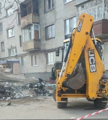 В Днепре на месте попадания &quot;шахеда&quot; по многоэтажке работает коммунальная техника