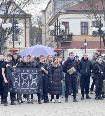 “Ми не маємо права дозволити іншим забути про цих людей” – У Франківську провели акція на підтримку захисників Маріуполя