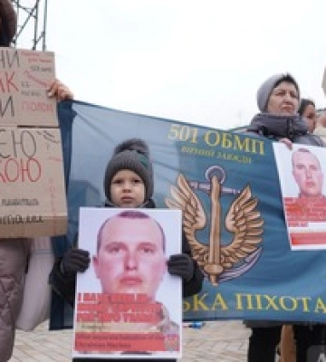 У Києві сотні людей вийшли на акцію нагадати про українських полонених: фото і відео