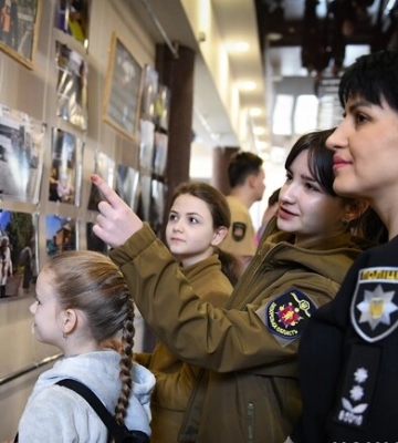 В Запорожье полицейские открыли фотовыставку &quot;Несокрушимые люди войны&quot; (видео)