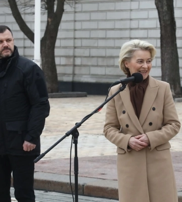 Голова Єврокомісії у Києві передала 50 позашляховиків правоохоронцям у зоні бойових дій (ФОТО)