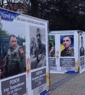 У центрі Тернополя встановлюють куби з портретами полеглих захисників України