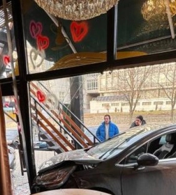Переплутала педалі: у Дніпрі водійка позашляховика влетіла у бар