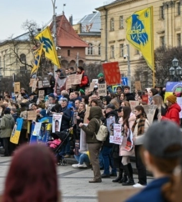 &quot;Молимось, віримо, чекаємо&quot;: у Львові рідні військовополонених вийшли на акцію підтримки