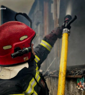 У Шостці співробітники ДСНС ліквідували загоряння лазні (відео)
