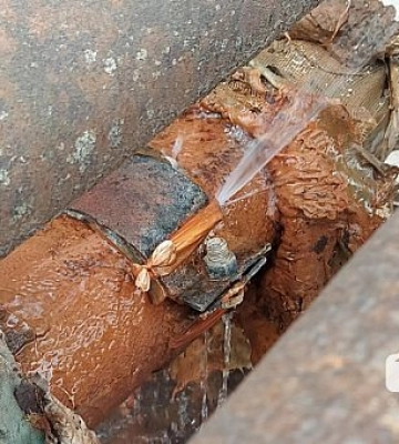 У Саксаганському районі Кривого Рогу місяць тече вода з опалювальних труб