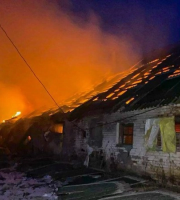 Унаслідок ворожого обстрілу на Харківщині загорілась ферма