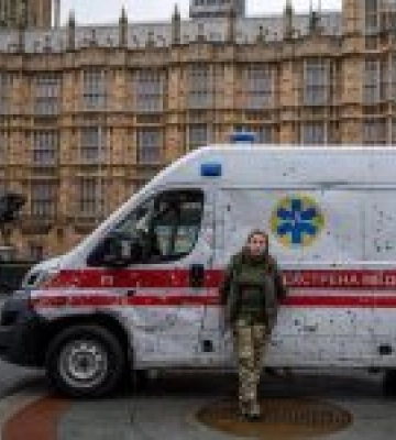 Розстріляну карету швидкої українських медиків розмістили у Лондоні. Фото
