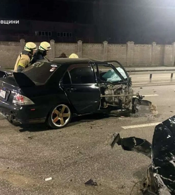 У Дніпрі на Набережній Заводській Mitsubishi влетів у стовп: водія госпіталізовано