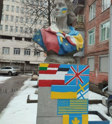 “Крінж”: погруддя комсомолки в Харкові розмалювали прапорами країн-партнерів