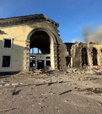 Окупанти зруйнували вокзал у Костянтинівці: поранено жінку