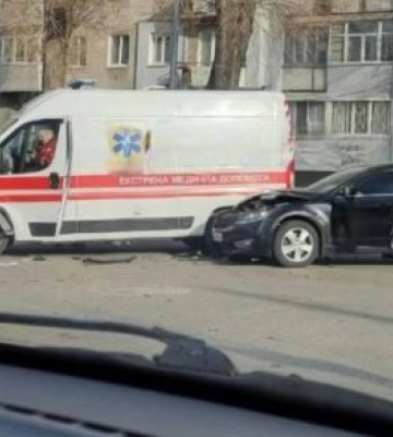 У Дніпрі легковик врізався у “швидку”: є постраждалі