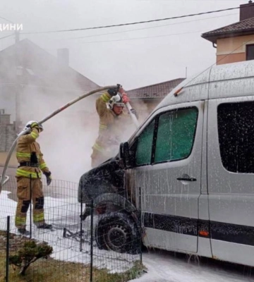У Рівному в приватному секторі загорівся бус (ФОТО)