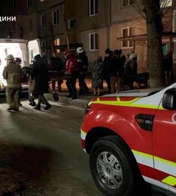 У Вараші медики та рятувальники надали допомогу важкохворій жінці
