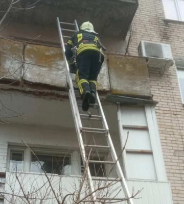 Двері зачинились,  а на вогні – сковорідка: у Володимирі рятувальники визволяли з квартири дитину 
