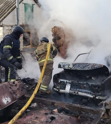 Окупанти вдарили по селу на Харківщині: згоріли гараж та автівка