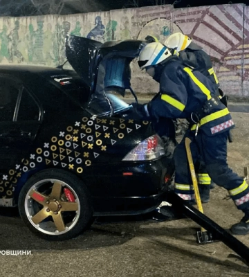 У Дніпрі на Набережній Заводській Mitsubishi влетів у стовп (ФОТО)