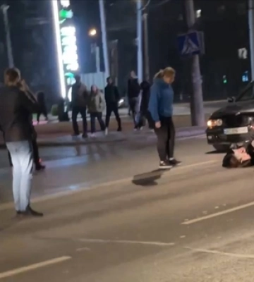 У Луцьку на вулиці Конякіна водій авто збив дівчину (відео)
