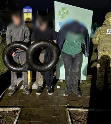Хотіли переплисти Тису на автомобільних камерах для шин. Затримано ухилянтів