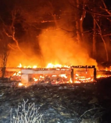 Росіяни вдарили ракетами С-300 по ангарах із зерном на Харківщині, пошкоджена техніка