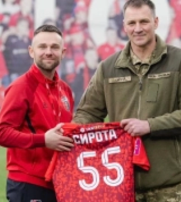 Першим ударом матч «Вереса» на домашньому стадіоні з уболівальниками відкрив Святослав Сирота