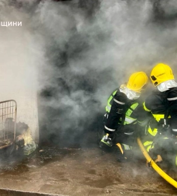 У Сарнах через пожежу в гаражі ледь не згорів житловий будинок