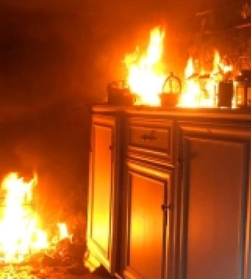 Рахівські вогнеборці захистили від вогню житловий будинок та літню кухню