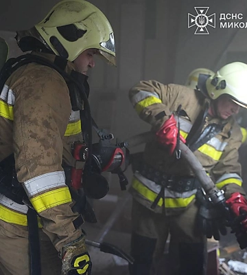 У Миколаєві горіли будинок та меблевий цех