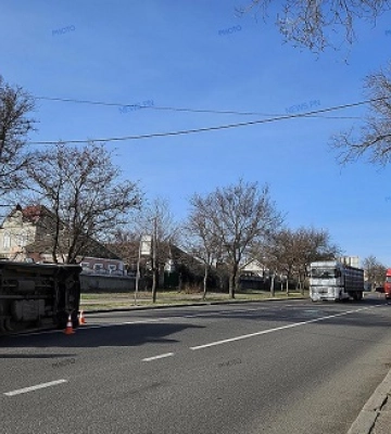 У Миколаєві сталася ДТП —  перевернувся фургон