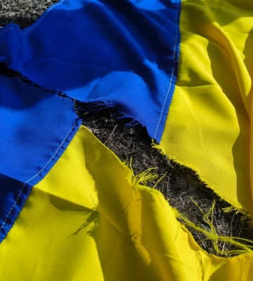 У середмісті Дніпра хулігани порізали державний прапор України