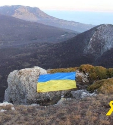 Активісти знову розгорнули український прапор на гірській вершині в Криму