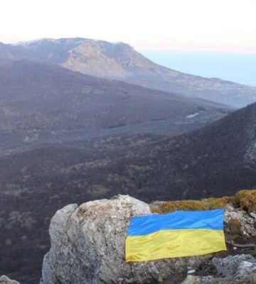 Активісти знову розгорнули український прапор на гірській вершині в Криму