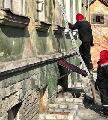 Усі вибиті вікна у постраждалих від ракетної атаки будинках Дніпра відремонтують. Нині їх склять та закривають фанерою OSB