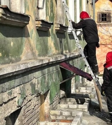 Усі вибиті вікна у постраждалих від ракетної атаки будинках Дніпра відремонтують. Нині їх склять та закривають фанерою OSB
